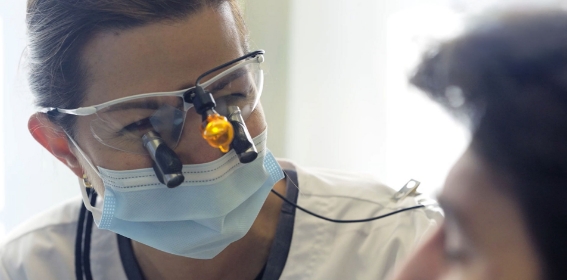 Dr. Belussi-Campos providing emergency dental care for a patient with tooth pain